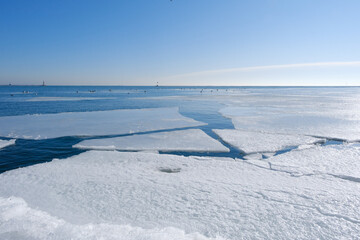 Fototapeta na wymiar frozen lake in winter Chicago, Illinois usa