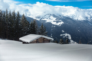 Fototapeta premium Eingeschneites Chalet in den tiroler Bergen