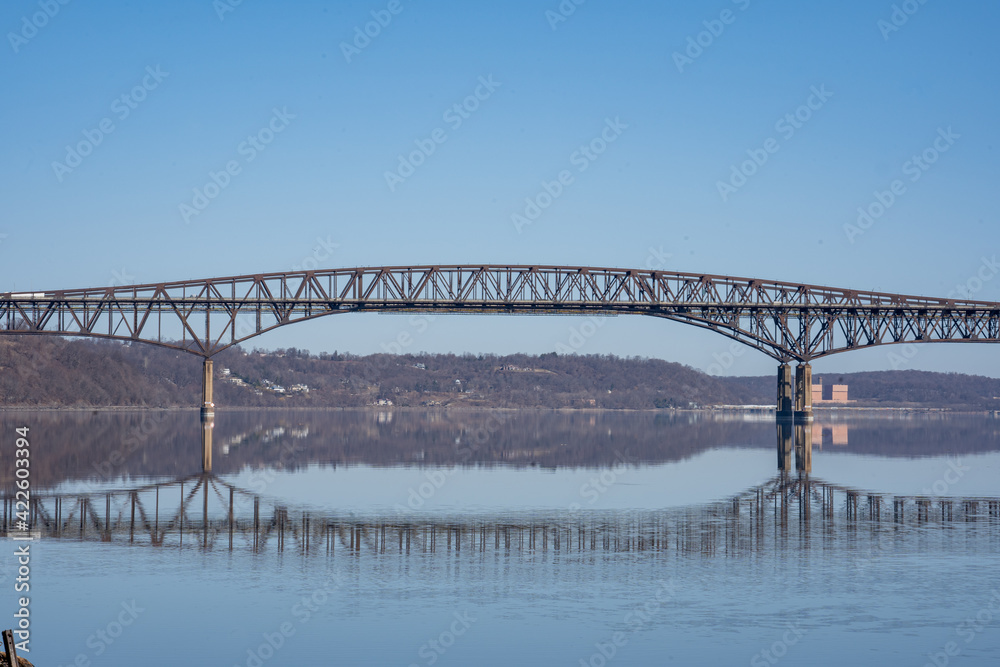 Wall mural newburgh, ny - usa - mar. 21, 2021: landscape view of the iconic hamilton fish newburgh beacon bridg