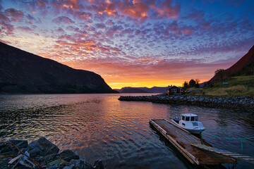 Selje in Norwegen, der Hafen im Sonnenuntergang