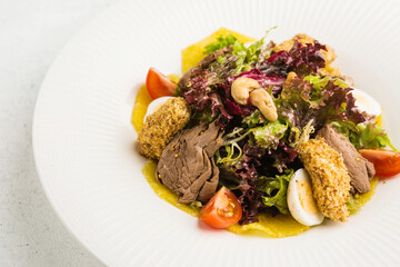 fresh salad of leaves, veal and tomatoes