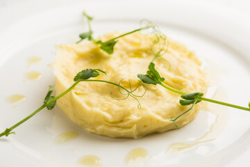 mashed potatoes with steamed peas