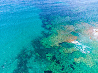 Fototapeta na wymiar Turquoise water on a sunny day in Alghero shore seen from above