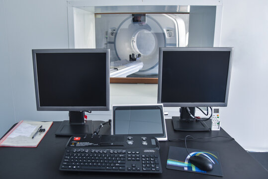 Computer resonance tomograph, diagnostic equipment