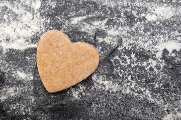 Obraz premium Harvesting heart-shaped dough for making cookies. Shortbread.