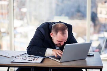 The corporate madman is sitting at the computer in the office and going crazy, the emotional...