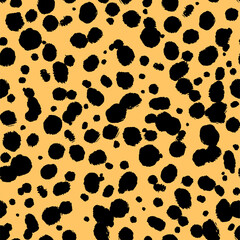 Fototapeta na wymiar Vector cheetah skin seamless pattern. Trendy wild animal leopard spots, hand drawn yellow texture for fashion print design, fabric, cover, wrapping paper, background, wallpaper