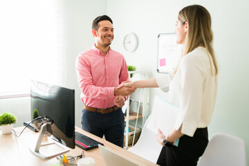 Obraz premium Business colleagues closing a deal and shaking hands
