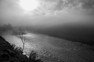 paisaje río con neblina en blanco y negro