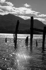 muelle roto en blanco y negro contraluz