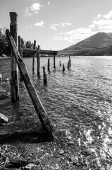 muelle roto en blanco y negro