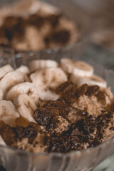 complete porridge made of avene, banana, chocolate and other fruits.