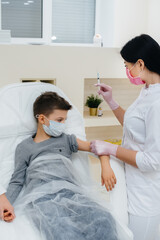 Obraz premium Vaccination of children against influenza and coronavirus infection during a worldwide pandemic. The formation of the immune system and antibodies.