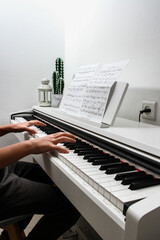 Obraz na płótnie Canvas hands playing piano