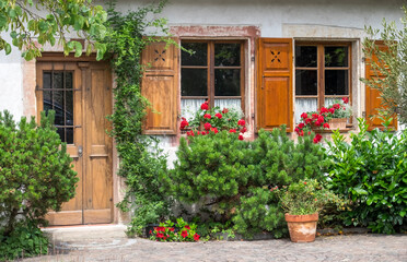 Hausfassade mit Blumenschmuck