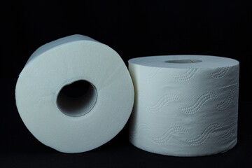 Carta igienica su sfondo nero