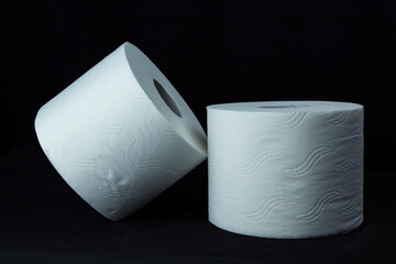 Carta igienica su sfondo nero