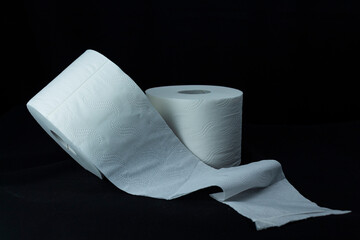 Carta igienica su sfondo nero