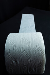 Carta igienica su sfondo nero