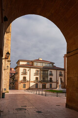 Fototapeta premium Faculty of Psychology and statue of Father Benito Jerónimo Feijoo in beautiful Plaza de Feijoo.