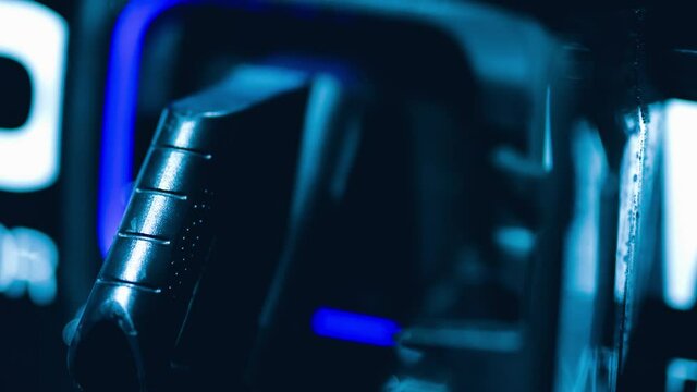 Elektroauto l&auml;dt mit dem Ladestecker an der Ladestation f&uuml;r Elektroautos und l&auml;dt die Akkus wieder mit Gr&uuml;ner Energie auf. 4K 24 FPS 10 Bit 4:2:2