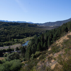 Río entre montes en un día soleado.