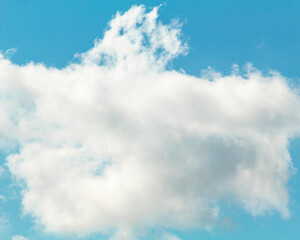 Obraz premium Nubes en un día soleado.