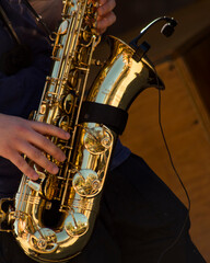Tocando saxofón al aire libre. 