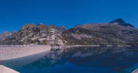 paysage de montagne dans les pyr&eacute;n&eacute;es fran&ccedil;aise avec un barrage d'eau