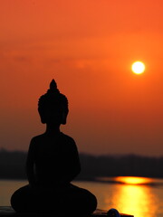 Buddha im Sonnenuntergang