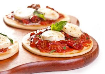 Pizza mini de tomate e mozzarella de Bufala