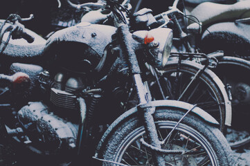 Obraz na płótnie Canvas moto recouverte de neige