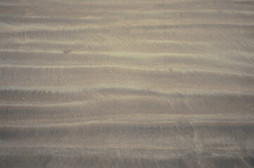 Obraz premium Ondulation horizontales sur la plage de sable