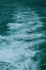 Fototapeta na wymiar trainée d'un bateau dans la mer