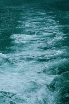 train&eacute;e d'un bateau dans la mer
