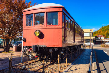 Obraz premium Kawaguchiko station museum. Japan retro wagon. Old wagon in city of Fujikawaguchiko. Excursions in cities of Japan. Kawaguchiko station on a sunny day. Travel guide to Japan. Fujikawaguchiko museums