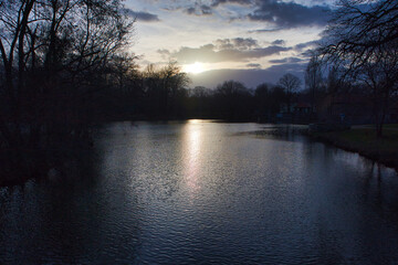 Elsterbecken mit Sonne, Sonnenaufgang in Leipzig, Sachsen, Deutschland