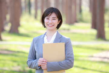 Fototapeta premium バインダーを持つ女性社員