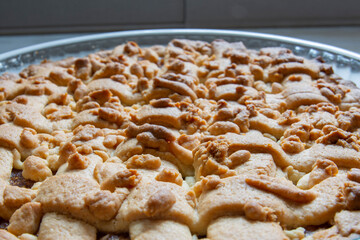 Freshly baked apple pie with apples in the background. Selective focus apple pie macro