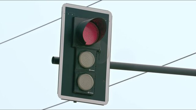 Luz de tr&aacute;fico de rojo a verde, en la ciudad con un cielo de seleste. primer entero.