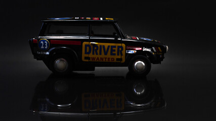 Auto de juguete de carreras en fondo negro.