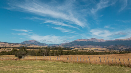 D&iacute;a soleado en el campo con montes de fondo.