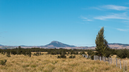 D&iacute;a soleado en el campo con montes de fondo.