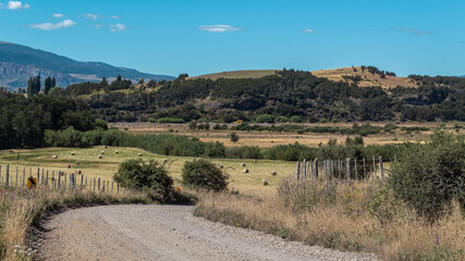 D&iacute;a soleado en el campo con montes de fondo.