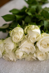 Obraz na płótnie Canvas bouquet of white roses on a white background