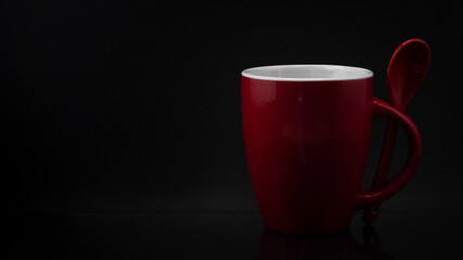 Tasa roja en fondo negro.