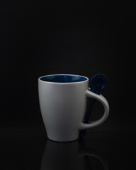 Obraz premium Tasa blanca en fondo negro.