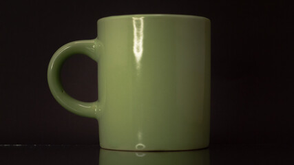 Tasa verde con fondo negro.