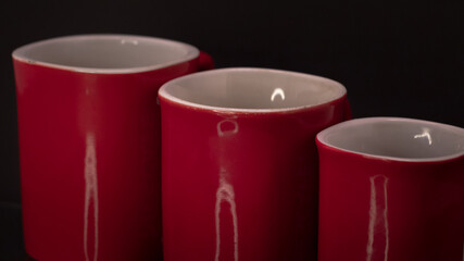 Tasa roja de ceramica con fondo negro.