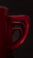 Tasa roja de ceramica con fondo negro.
